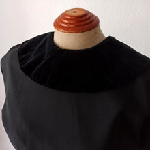 Charger l'image dans la galerie, 1950s - Exquisite Black Taffeta Velvet Dress - W25 (64cm)