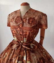 Charger l'image dans la galerie, 1950s 1960s - Stunning Autumn Roseprint Satin Dress - W30 (76cm)