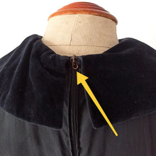 Charger l'image dans la galerie, 1950s - Exquisite Black Taffeta Velvet Dress - W25 (64cm)