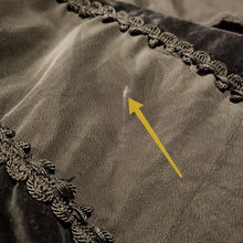 Charger l'image dans la galerie, 1950s - Exquisite Black Taffeta Velvet Dress - W25 (64cm)