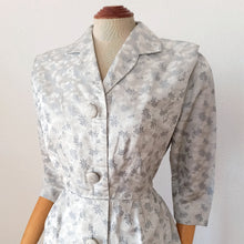 Laden Sie das Bild in den Galerie-Viewer, 1950s - Elegant Silver Satin Dress - W28.5 (72cm)