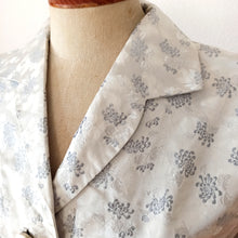 Laden Sie das Bild in den Galerie-Viewer, 1950s - Elegant Silver Satin Dress - W28.5 (72cm)