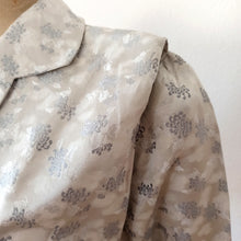 Laden Sie das Bild in den Galerie-Viewer, 1950s - Elegant Silver Satin Dress - W28.5 (72cm)