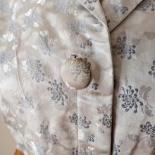 Laden Sie das Bild in den Galerie-Viewer, 1950s - Elegant Silver Satin Dress - W28.5 (72cm)