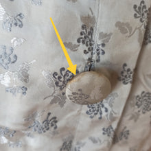 Laden Sie das Bild in den Galerie-Viewer, 1950s - Elegant Silver Satin Dress - W28.5 (72cm)