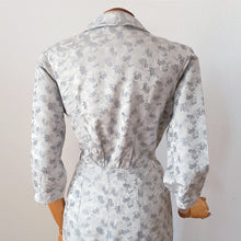 Laden Sie das Bild in den Galerie-Viewer, 1950s - Elegant Silver Satin Dress - W28.5 (72cm)