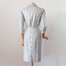 Laden Sie das Bild in den Galerie-Viewer, 1950s - Elegant Silver Satin Dress - W28.5 (72cm)