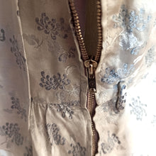 Laden Sie das Bild in den Galerie-Viewer, 1950s - Elegant Silver Satin Dress - W28.5 (72cm)