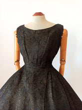 Charger l'image dans la galerie, 1950s 1960s - Stunning Damask Gold Lurex Dress - W26 (66cm)