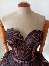 Charger l'image dans la galerie, 1950s 1960s - Stunning Sweetheart Neckline Satin Lace Dress - W24 (60cm)