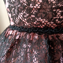 Charger l'image dans la galerie, 1950s 1960s - Stunning Sweetheart Neckline Satin Lace Dress - W24 (60cm)