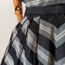 Charger l'image dans la galerie, 1940s 1950s - Stunning Grey Black Satin Lurex Dress - W31 (78.5cm)