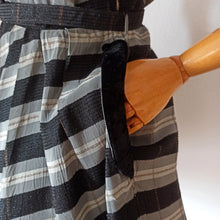 Charger l'image dans la galerie, 1940s 1950s - Stunning Grey Black Satin Lurex Dress - W31 (78.5cm)