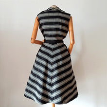 Charger l'image dans la galerie, 1940s 1950s - Stunning Grey Black Satin Lurex Dress - W31 (78.5cm)