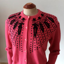 Charger l'image dans la galerie, 1950s 1960s - TAI BON, Taiwan - Gorgeous Pink Beaded Cardigan - Sz. M