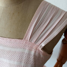 Charger l'image dans la galerie, 1950s 1960s - Sweet Pink Textured Cotton Dress - W27 (68cm)