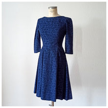 Carica l'immagine nel visualizzatore di Gallery, 1950s 1960s - Elegant Blue Textured Dress - W27.5 (70cm)