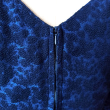 Carica l'immagine nel visualizzatore di Gallery, 1950s 1960s - Elegant Blue Textured Dress - W27.5 (70cm)