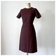 Charger l'image dans la galerie, 1950s 1960s - Elegant Burgundy Damask Cotton Dress - W31 (78cm)