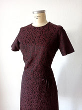 Charger l'image dans la galerie, 1950s 1960s - Elegant Burgundy Damask Cotton Dress - W31 (78cm)