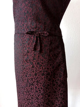 Charger l'image dans la galerie, 1950s 1960s - Elegant Burgundy Damask Cotton Dress - W31 (78cm)