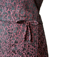 Charger l'image dans la galerie, 1950s 1960s - Elegant Burgundy Damask Cotton Dress - W31 (78cm)