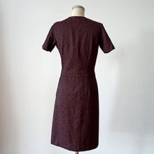 Charger l'image dans la galerie, 1950s 1960s - Elegant Burgundy Damask Cotton Dress - W31 (78cm)
