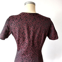 Charger l'image dans la galerie, 1950s 1960s - Elegant Burgundy Damask Cotton Dress - W31 (78cm)