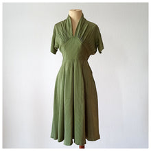 Charger l'image dans la galerie, 1940s - Gorgeous Green Dotted Rayon Dress - W25 (64cm)