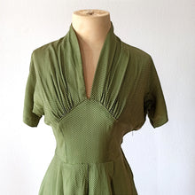 Charger l'image dans la galerie, 1940s - Gorgeous Green Dotted Rayon Dress - W25 (64cm)