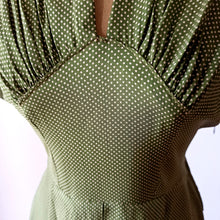 Charger l'image dans la galerie, 1940s - Gorgeous Green Dotted Rayon Dress - W25 (64cm)