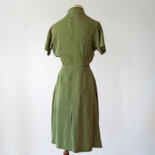 Charger l'image dans la galerie, 1940s - Gorgeous Green Dotted Rayon Dress - W25 (64cm)