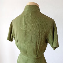 Charger l'image dans la galerie, 1940s - Gorgeous Green Dotted Rayon Dress - W25 (64cm)