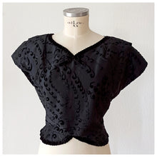 Charger l'image dans la galerie, 1940s 1950s - Elegant Black Satin Velvet Top - W32 (82cm)