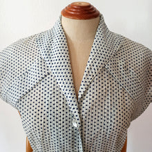 Charger l'image dans la galerie, 1950s - Adorable Blue Dots Seersucker Dress - W26 (66cm)