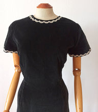 Laden Sie das Bild in den Galerie-Viewer, 1960s - Stunning French Black Velvet Dress - W32 (82cm)
