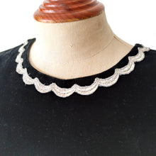 Laden Sie das Bild in den Galerie-Viewer, 1960s - Stunning French Black Velvet Dress - W32 (82cm)