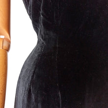 Laden Sie das Bild in den Galerie-Viewer, 1960s - Stunning French Black Velvet Dress - W32 (82cm)