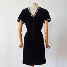 Laden Sie das Bild in den Galerie-Viewer, 1960s - Stunning French Black Velvet Dress - W32 (82cm)