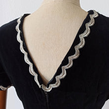Laden Sie das Bild in den Galerie-Viewer, 1960s - Stunning French Black Velvet Dress - W32 (82cm)