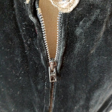 Laden Sie das Bild in den Galerie-Viewer, 1960s - Stunning French Black Velvet Dress - W32 (82cm)
