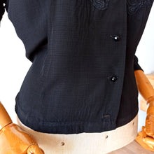 Charger l'image dans la galerie, 1950s - Elegant Black Embroidery Rayon Blouse - W42 (106cm)