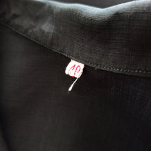 Charger l'image dans la galerie, 1950s - Elegant Black Embroidery Rayon Blouse - W42 (106cm)