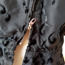 Charger l'image dans la galerie, 1940s 1950s - Elegant Black Satin Velvet Top - W32 (82cm)