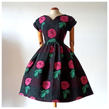 Charger l'image dans la galerie, 1950s - Stunning French Massive Roses Wool Dress - W27.5 (70cm)