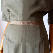Charger l'image dans la galerie, 1950s - Exquisite Olive Green Soft Wool Dress - W27.5 (70cm)