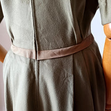 Charger l'image dans la galerie, 1950s - Exquisite Olive Green Soft Wool Dress - W27.5 (70cm)