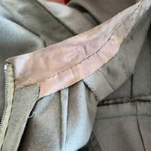 Charger l'image dans la galerie, 1950s - Exquisite Olive Green Soft Wool Dress - W27.5 (70cm)