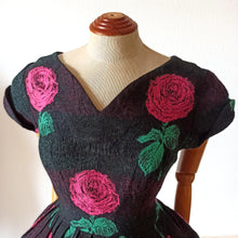 Charger l'image dans la galerie, 1950s - Stunning French Massive Roses Wool Dress - W27.5 (70cm)