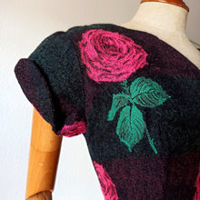 Charger l'image dans la galerie, 1950s - Stunning French Massive Roses Wool Dress - W27.5 (70cm)